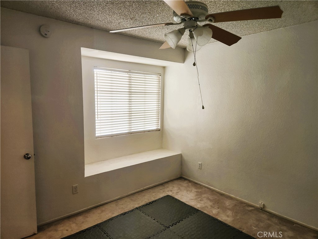 https://media.crmls.org/medias/895b4fa1-1a80-4071-b938-17fb739ac946.jpg?preset=X-Large