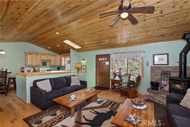 Detail Gallery Image 3 of 26 For 33653 Green Valley Ln, Green Valley Lake,  CA 92341 - 1 Beds | 1 Baths