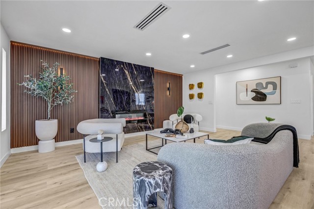 Detail Gallery Image 15 of 43 For 13021 Killion St, Sherman Oaks,  CA 91401 - 3 Beds | 2/1 Baths