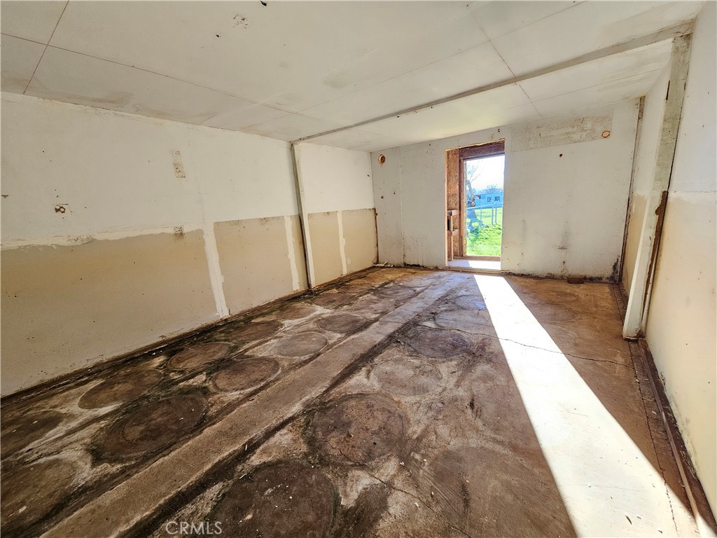 https://media.crmls.org/medias/895d9e56-081c-416e-86f8-87d27e4dc337.jpg?preset=X-Large