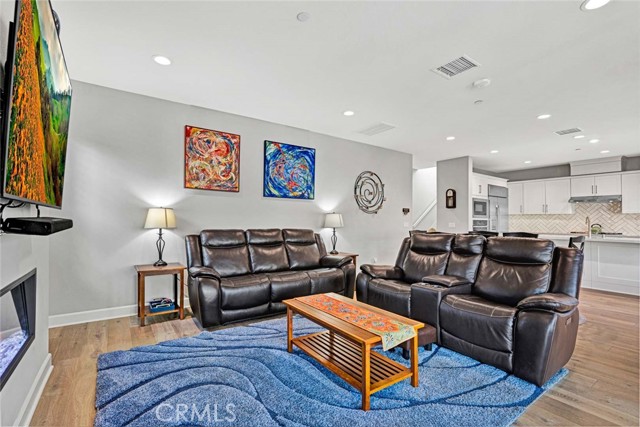 Detail Gallery Image 8 of 59 For 1270 E Providence Loop, Placentia,  CA 92870 - 4 Beds | 4/1 Baths