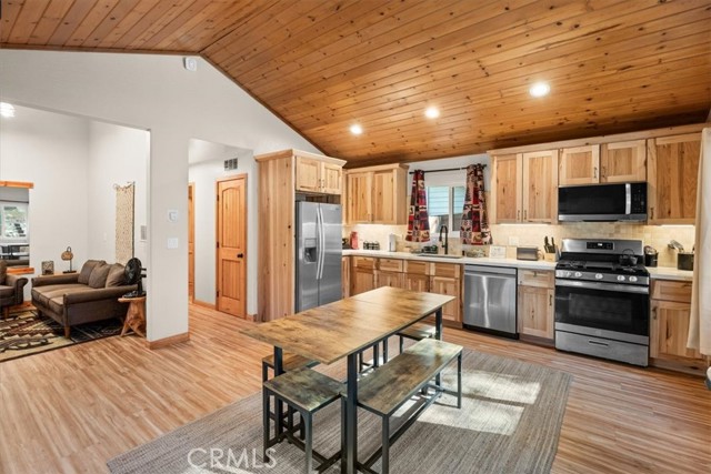 Detail Gallery Image 4 of 28 For 1025 E Country Club, Big Bear City,  CA 92314 - 3 Beds | 2 Baths