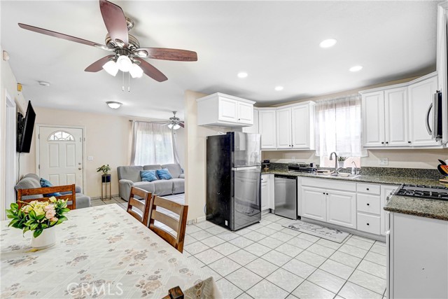 Detail Gallery Image 8 of 33 For 810 E 87th, Los Angeles,  CA 90002 - 4 Beds | 2 Baths