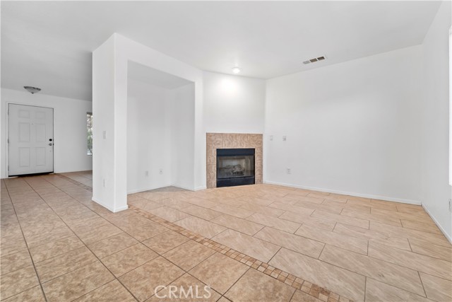 Detail Gallery Image 4 of 26 For 14483 Wapiti Way, Victorville,  CA 92394 - 4 Beds | 2/1 Baths