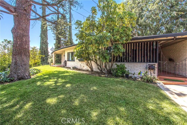 1872 Arroyo Drive, Riverside CA: https://media.crmls.org/medias/89636e73-e6ae-40bc-8a08-b26105fdca9c.jpg