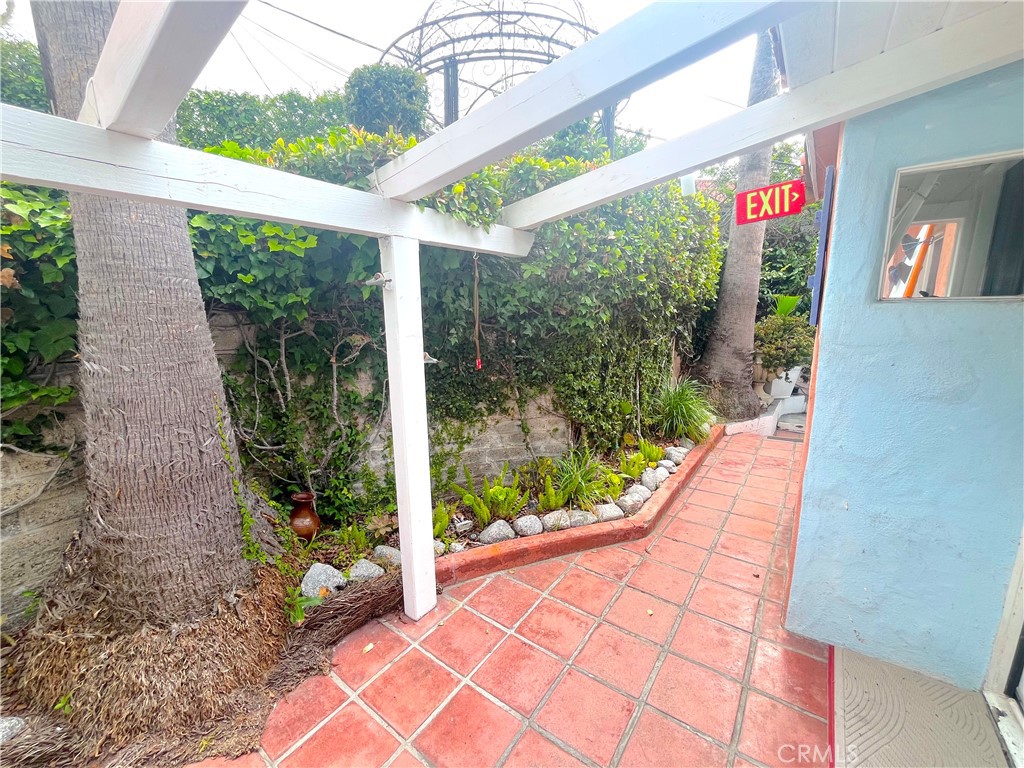 https://media.crmls.org/medias/89643bc7-56c2-4966-9366-a5a316a0f018.jpg?preset=X-Large