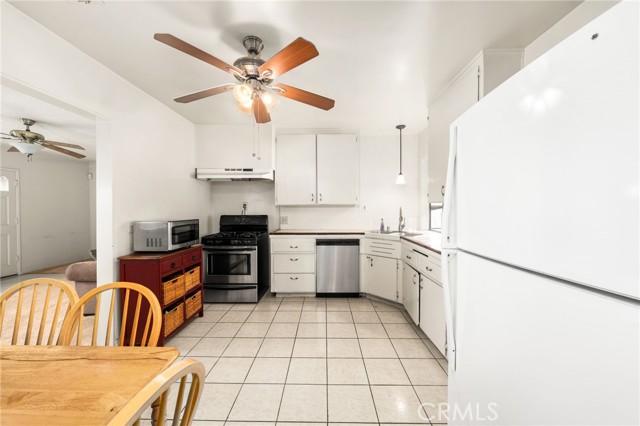 1320 W Flora Street, Ontario CA: https://media.crmls.org/medias/8968feb4-79de-4339-96c8-298605aea2ef.jpg
