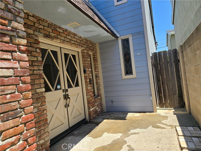 Detail Gallery Image 3 of 33 For 914 Huntington St, Huntington Beach,  CA 92648 - 3 Beds | 3 Baths