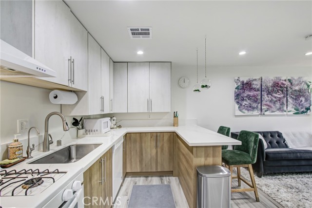 Detail Gallery Image 35 of 42 For 20200 Clark St, Woodland Hills,  CA 91367 - 4 Beds | 4 Baths