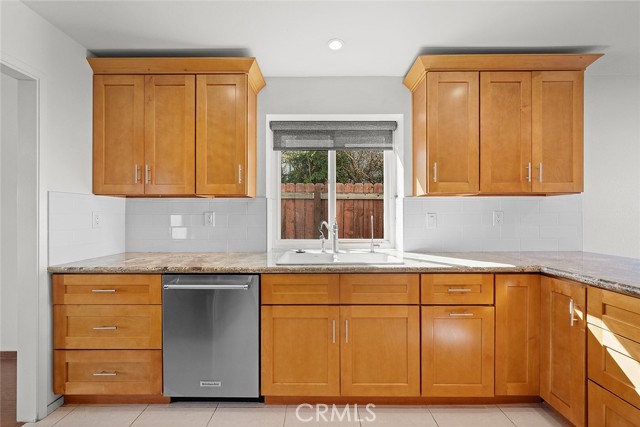 Detail Gallery Image 7 of 42 For 18402 Oxboro, Huntington Beach,  CA 92648 - 4 Beds | 2/1 Baths