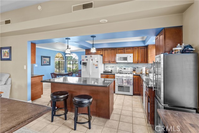 Detail Gallery Image 9 of 38 For 9800 Yarnell Ave, Bakersfield,  CA 93312 - 3 Beds | 2 Baths
