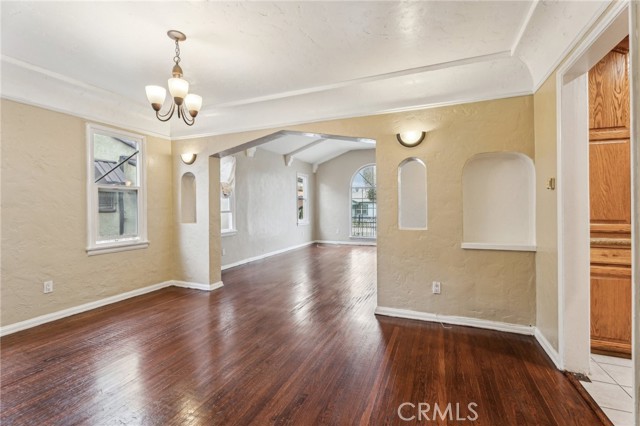 124 W 110th Street, Los Angeles CA: https://media.crmls.org/medias/896e8aad-87d8-42f1-8564-97e719dda876.jpg