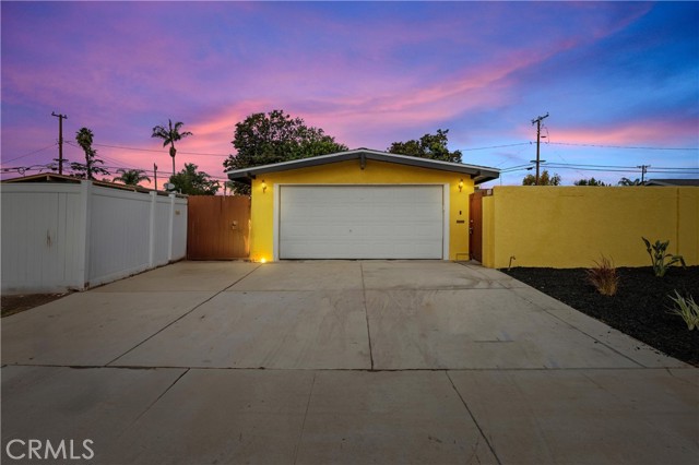 Detail Gallery Image 1 of 29 For 2435 W Broadway, Anaheim,  CA 92804 - 3 Beds | 2 Baths