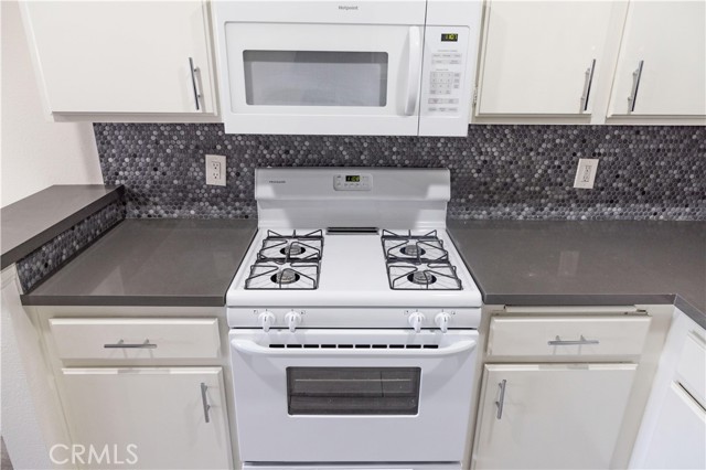 Detail Gallery Image 3 of 21 For 4717 Ben Ave #103,  Valley Village,  CA 91607 - 1 Beds | 1 Baths