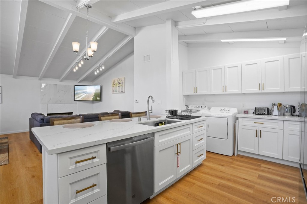 6440 Jumilla Avenue — architectural residence