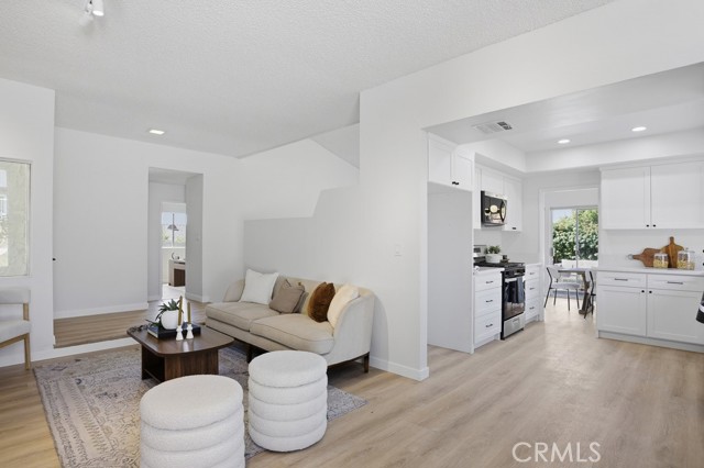 Detail Gallery Image 6 of 38 For 13513 Polk St, Sylmar,  CA 91342 - 3 Beds | 2 Baths