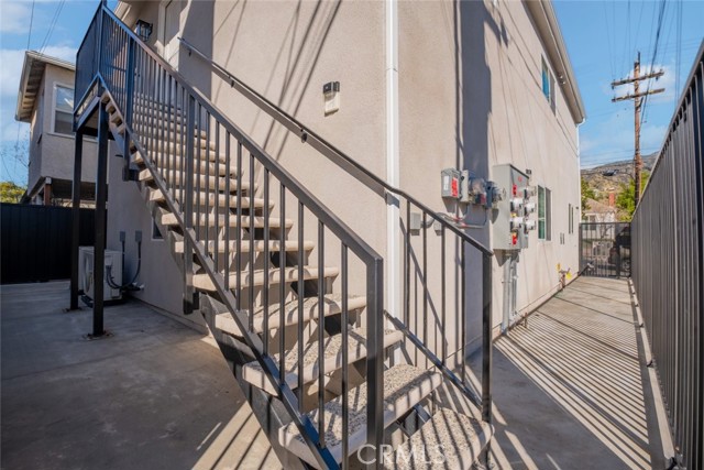 Detail Gallery Image 4 of 20 For 413 S Kenneth Rd #201,  Burbank,  CA 91501 - 2 Beds | 2 Baths