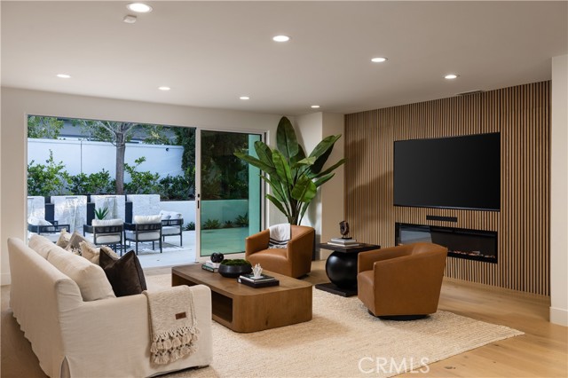 Detail Gallery Image 2 of 28 For 34 Montgomery, Newport Beach,  CA 92660 - 5 Beds | 4/1 Baths