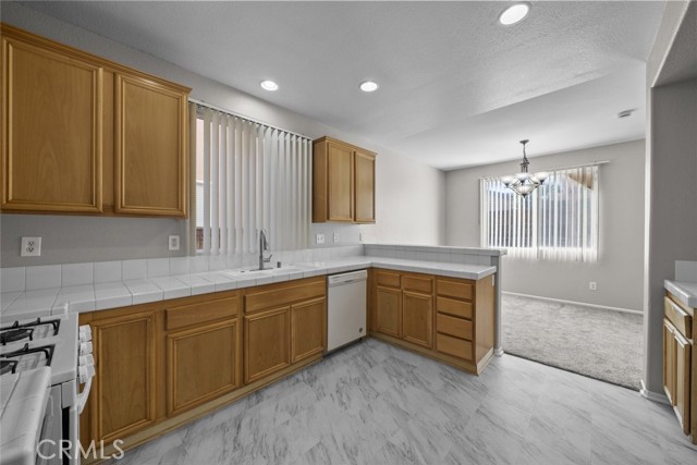 Detail Gallery Image 12 of 38 For 14323 Moon Valley St, Victorville,  CA 92394 - 4 Beds | 3 Baths