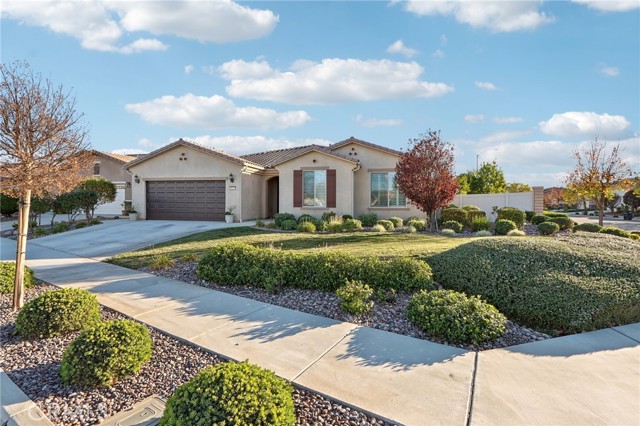 Detail Gallery Image 3 of 75 For 5623 Corte Heraldo, Hemet,  CA 92545 - 3 Beds | 3 Baths