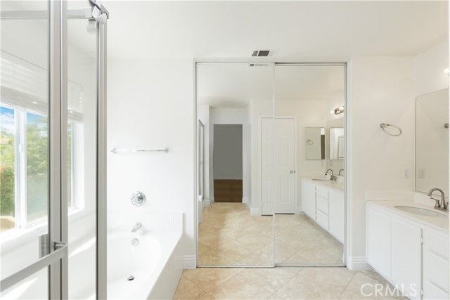 43 Declaration Place, Irvine CA: https://media.crmls.org/medias/898ec5db-f3b8-441e-99cc-026c6b6cf373.jpg