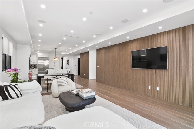 535 N Sierra Bonita Avenue, Los Angeles CA: https://media.crmls.org/medias/8990f00e-2e49-49f6-bd3b-2597fcf4fe40.jpg