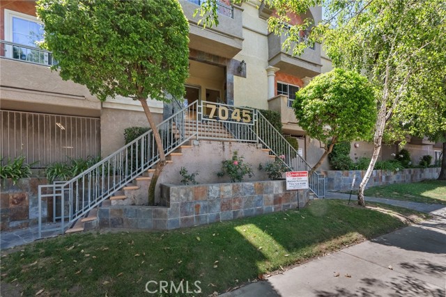 Detail Gallery Image 1 of 1 For 7045 Woodley Ave #110,  Van Nuys,  CA 91406 - 2 Beds | 2 Baths