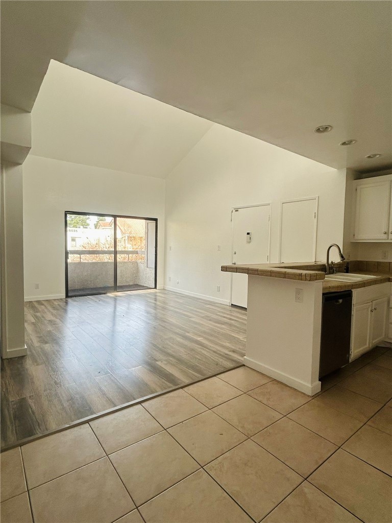 Detail Gallery Image 3 of 14 For 25007 Peachland Ave #221,  Newhall,  CA 91321 - 2 Beds | 2 Baths