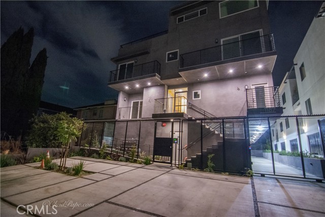 1183 Crenshaw Boulevard 104 Los Angeles, California Expect the best from one of the most revered builders in Los Angeles and Orange Counties. Space and elegance take on a whole new meaning in this stunning conceived and elegantly executed a Contemporary Modern home that exemplifies the best Architecture in the County. Approximately 800 Sq.ft. in this highly sought after neighborhood, this 2 Bedroom 1 bathroom masterpiece features striking looks, high-end appliances, an entertainers delight. This home is nothing less than perfection and your desire awaits you at 1183 Crenshaw. Ask about our move in specials!