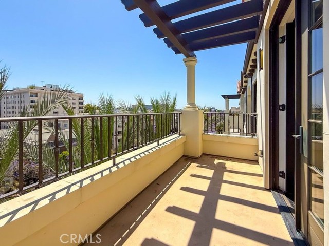 443 N Palm Drive, Beverly Hills CA: https://media.crmls.org/medias/89974ee5-3749-4d9d-8a06-f954b835d2aa.jpg