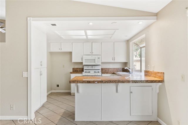 Detail Gallery Image 11 of 21 For 3075 Daniel Dr, Hemet,  CA 92545 - 4 Beds | 2 Baths