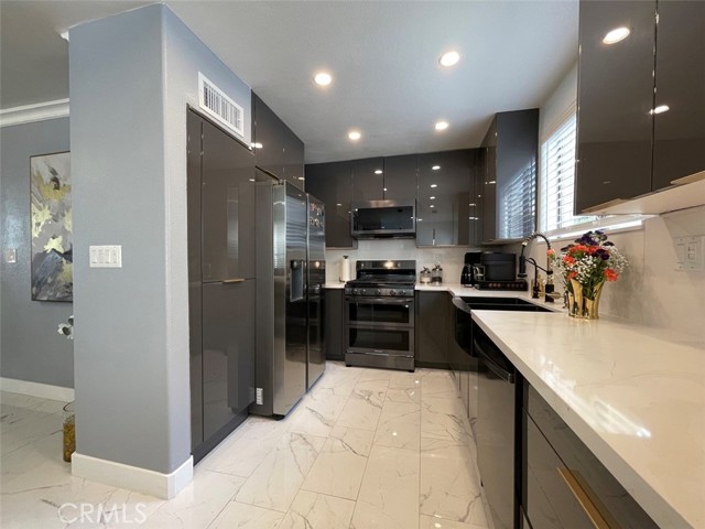 Detail Gallery Image 15 of 37 For 5305 White Oak Ave #F,  Encino,  CA 91316 - 2 Beds | 3 Baths