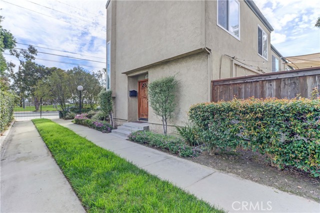 Detail Gallery Image 3 of 6 For 10957 Edinger Ave, Fountain Valley,  CA 92708 - 3 Beds | 2/1 Baths