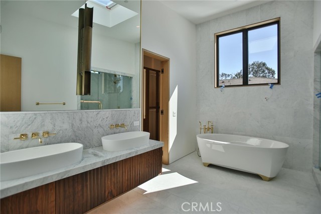 Detail Gallery Image 36 of 64 For 2398 Redlands Dr, Newport Beach,  CA 92660 - 5 Beds | 5/1 Baths