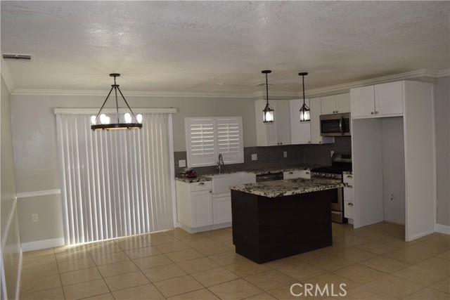 Detail Gallery Image 6 of 12 For 3573 Gwinnett Dr, Riverside,  CA 92503 - 4 Beds | 2 Baths