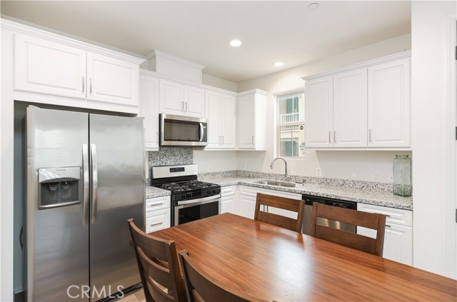 Detail Gallery Image 17 of 44 For 2818 E Berry Loop Privado #76,  Ontario,  CA 91761 - 2 Beds | 2/1 Baths