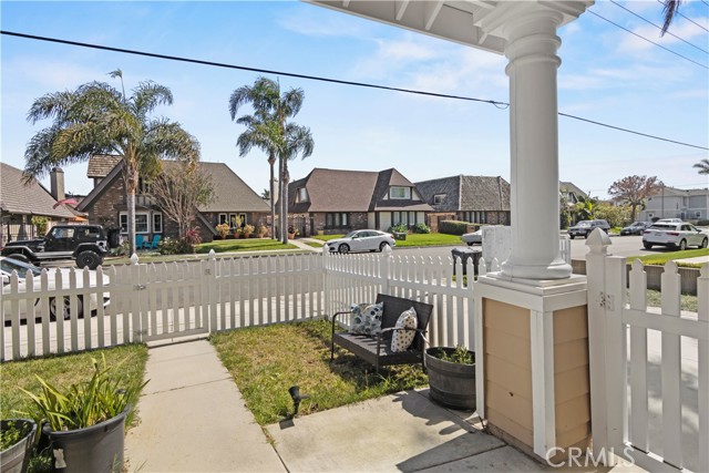 Detail Gallery Image 5 of 37 For 1813 Huntington St, Huntington Beach,  CA 92648 - 4 Beds | 3/1 Baths