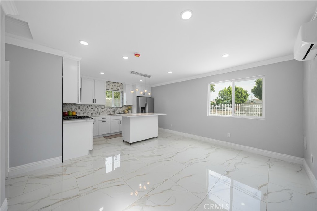 https://media.crmls.org/medias/89a8257a-29a0-48d7-b4fe-9850f7918c5c.jpg?preset=X-Large