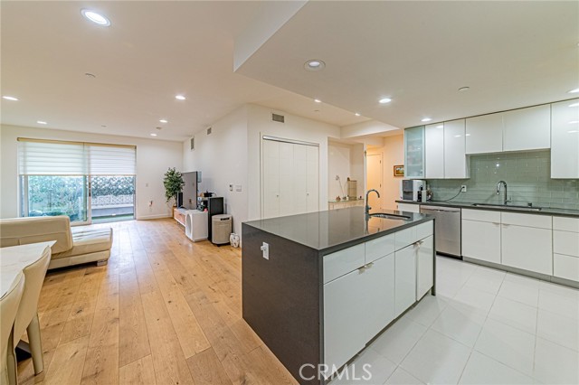 4813 Oakwood Avenue, Los Angeles CA: https://media.crmls.org/medias/89ac15c1-0f50-4708-95bc-3670bca9ee99.jpg
