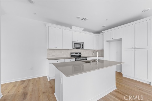 9423 1/2 N. Sepulveda Blvd., North Hills CA: https://media.crmls.org/medias/89b082b3-b37b-4bf2-a612-4581ceb7a52e.jpg