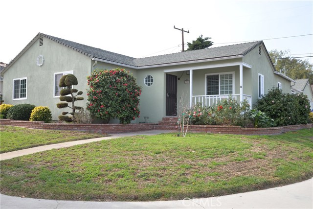 1813 Faymont Avenue Manhattan Beach, California Wonderfully maintained home on a corner lot with a very open functional kitchen. Great back yard for entertaining with large grass area and covered patio. Located only minutes from Meadows Elementary, Manhattan Beach Middle Schools and Manhattan Village.