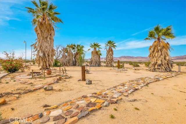 380 Mack Lane, 29 Palms CA: https://media.crmls.org/medias/89b4460b-9d2d-43a8-a974-70fb991beb2c.jpg