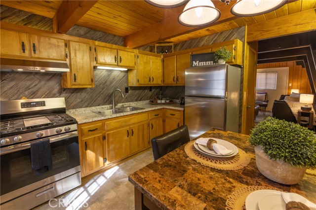 726 Elysian Boulevard, Big Bear City CA: https://media.crmls.org/medias/89b492f8-e08a-4e19-bab6-f65f50f683c8.jpg