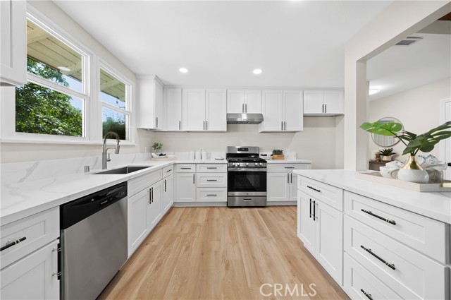 552 E Mountain View Avenue, Glendora CA: https://media.crmls.org/medias/89b8b4b3-0b2c-48fd-b6b5-a2cc5a5717eb.jpg