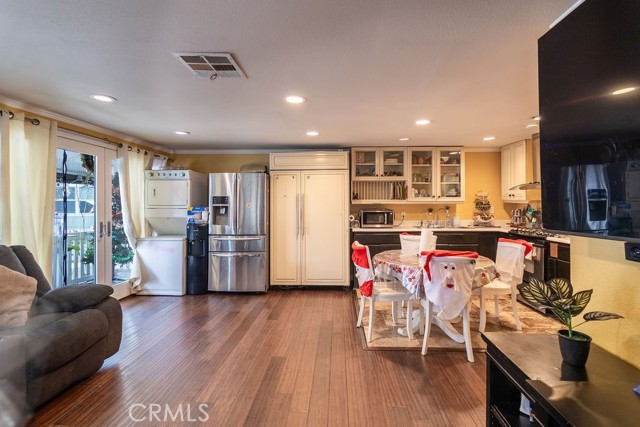 Detail Gallery Image 3 of 13 For 104 Balboa, Tustin,  CA 92780 - 2 Beds | 2 Baths