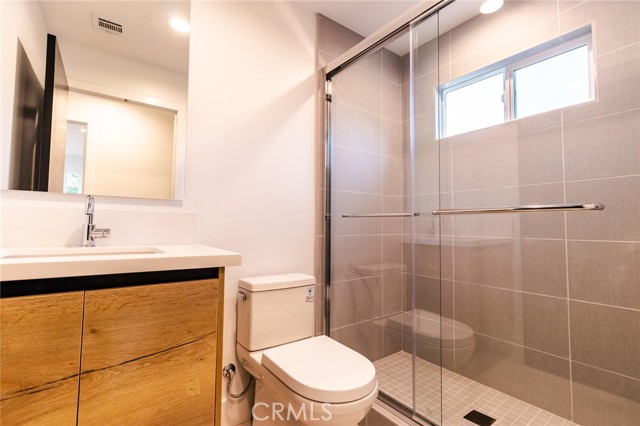 Detail Gallery Image 11 of 28 For 5020 Pickford St, Los Angeles,  CA 90019 - 3 Beds | 3 Baths