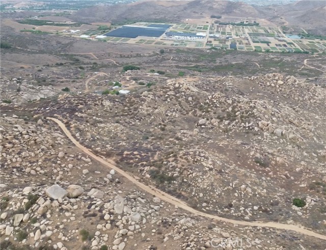 1 La Barranca Rd, Perris CA: https://media.crmls.org/medias/89bbef60-17e9-4838-b96e-c4a65a299a06.jpg