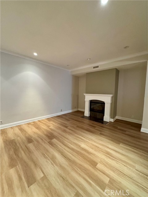 Detail Gallery Image 8 of 13 For 478 E Yale Loop #16,  Irvine,  CA 92614 - 4 Beds | 2/1 Baths