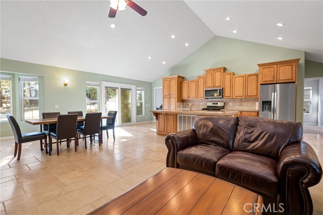 Detail Gallery Image 6 of 37 For 301 S Shakespeare Ln, Big Bear City,  CA 92314 - 3 Beds | 2 Baths