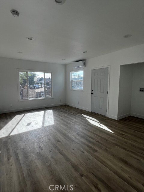 Detail Gallery Image 7 of 8 For 1125 43rd St, Los Angeles,  CA 90037 - 2 Beds | 2 Baths